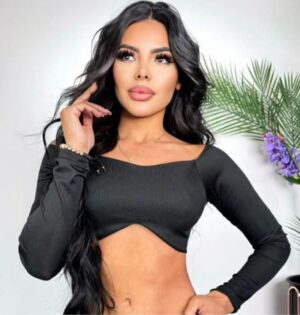 Blusa Top Crop de Manga Larga en Tela Acanalada – Estilo y Versatilidad
